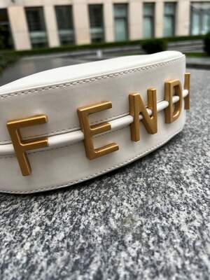 Женская сумка из эко-кожи Fendi Hobo Фенди белая молодежная, брендовая сумка через плечо