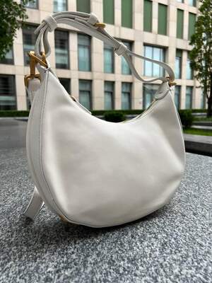 Женская сумка из эко-кожи Fendi Hobo Фенди белая молодежная, брендовая сумка через плечо