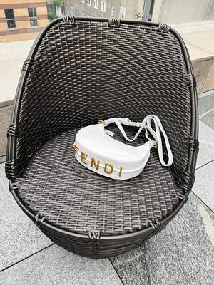 Женская сумка из эко-кожи Fendi Hobo Фенди белая молодежная, брендовая сумка через плечо