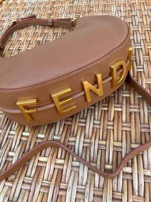 Женская сумка из эко-кожи Fendi Hobo Фенди белая молодежная, брендовая сумка через плечо