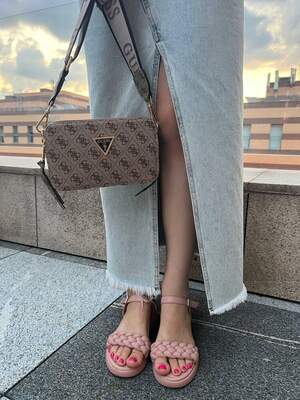 Женская сумка из эко-кожи Guess snapshot бежевого цвета молодежная, брендовая сумка через плечо