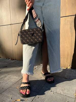 Женская сумка из эко-кожи Guess snapshot коричневого цвета молодежная, брендовая сумка через плечо