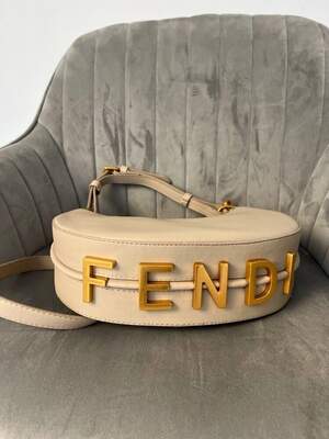 Женская сумка из эко-кожи Fendi Hobo Фенди молочного цвета молодежная, брендовая сумка через плечо