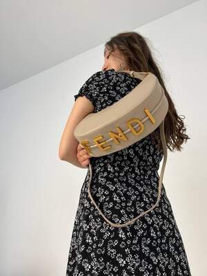 Женская сумка из эко-кожи Fendi Hobo Фенди молочного цвета молодежная, брендовая сумка через плечо