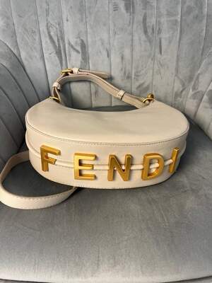 Женская сумка из эко-кожи Fendi Hobo Фенди молочного цвета молодежная, брендовая сумка через плечо