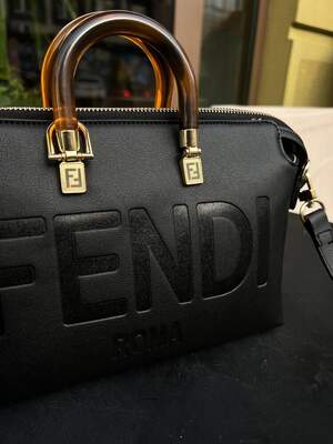 Женская сумка из эко-кожи Fendi Фенди черного цвета молодежная, брендовая сумка через плечо