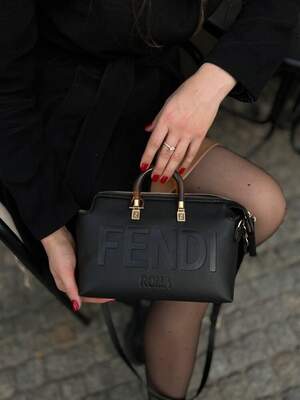 Женская сумка из эко-кожи Fendi Фенди черного цвета молодежная, брендовая сумка через плечо
