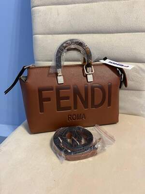 Женская сумка из эко-кожи Fendi Фенди коричневого цвета молодежная, брендовая сумка через плечо